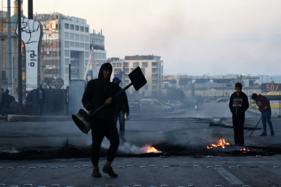 يديرون الانهيار ويتحايلون على الشعب